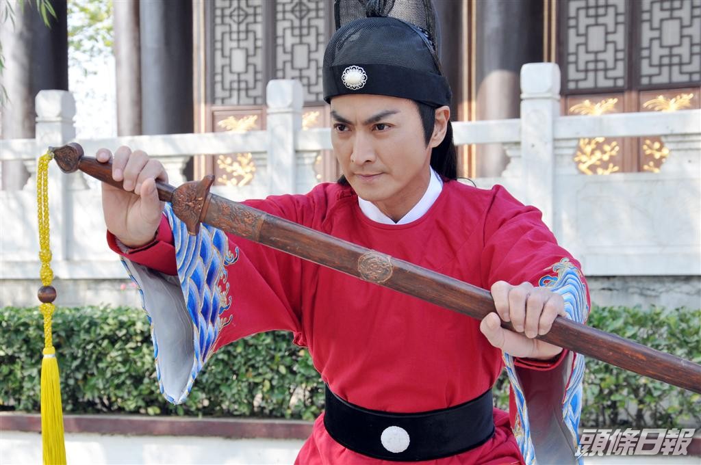 何家勁在1993年在華視電視劇《包青天》中所飾演「御貓」展昭一角備受關注，更被指是最帥展昭。